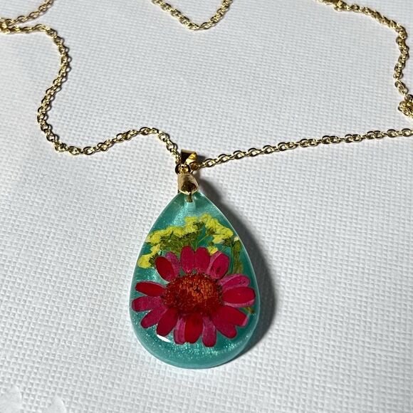 Colorful Real Dried Flowers Resin Pendant Necklace NWT 20" Gold Tone Chain - Picture 2 of 6